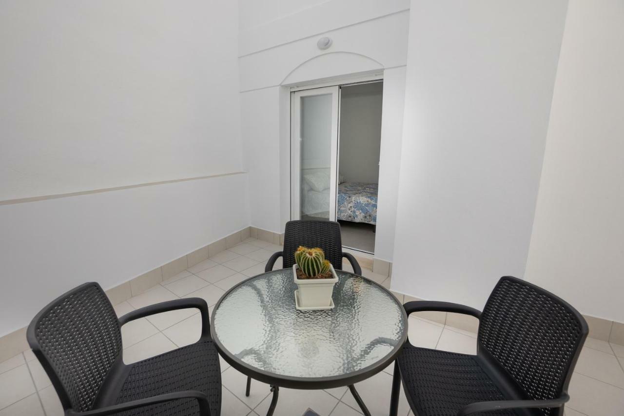 Apartamentos Mombasa 1 Planta 네르하 외부 사진